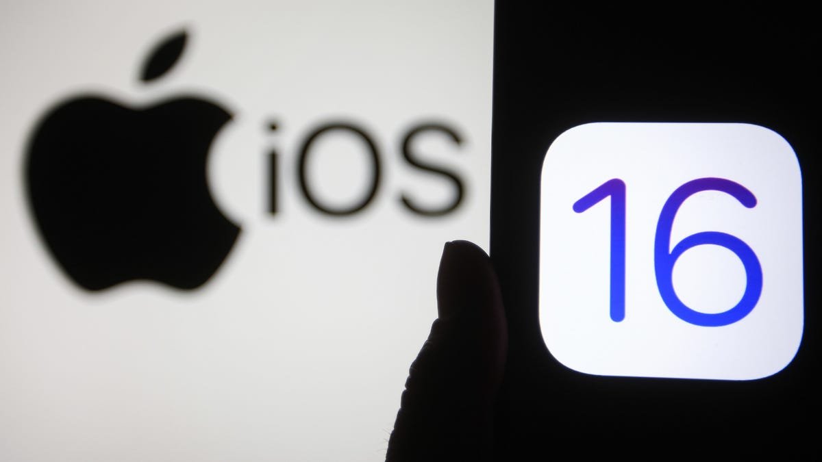 Apple logo next to the letters iOS and in the foreground a phone displaying the number 16