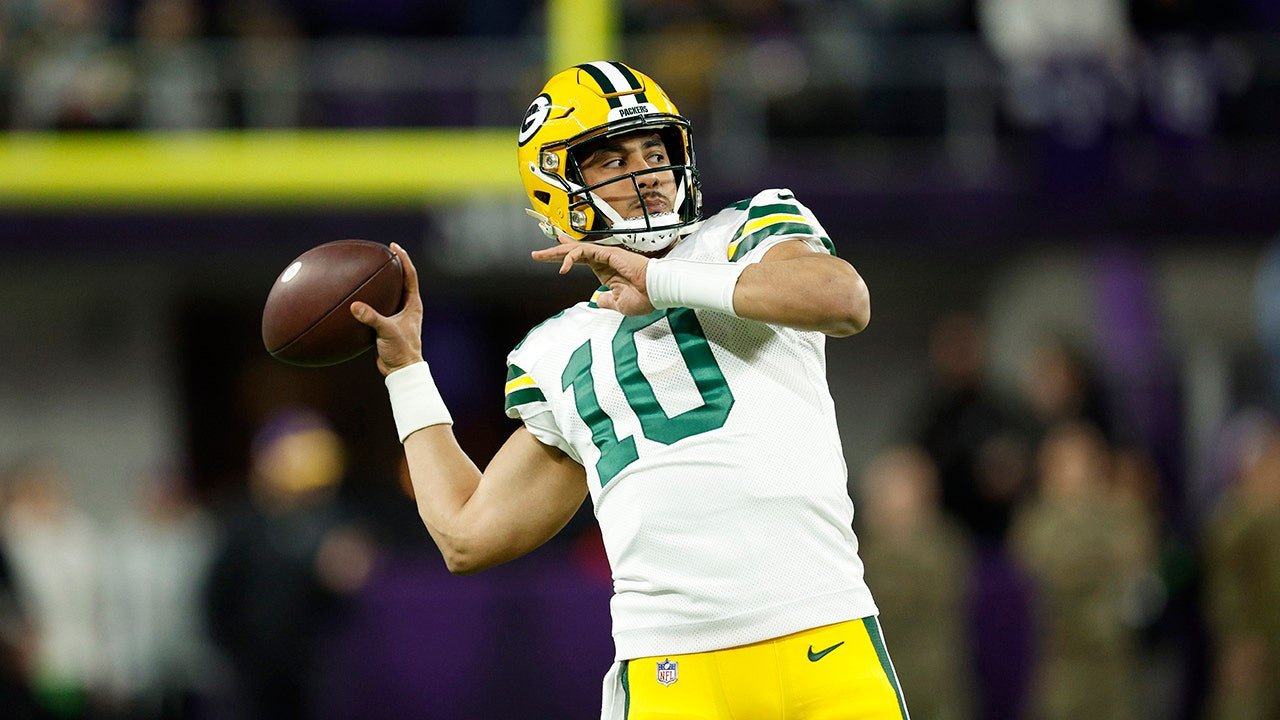 Packers keep playoff hopes alive with win over division-rival Vikings