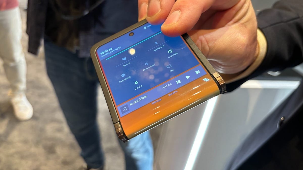 Samsung's Flip Phone Concept Gives You a Dual-Folding Experience