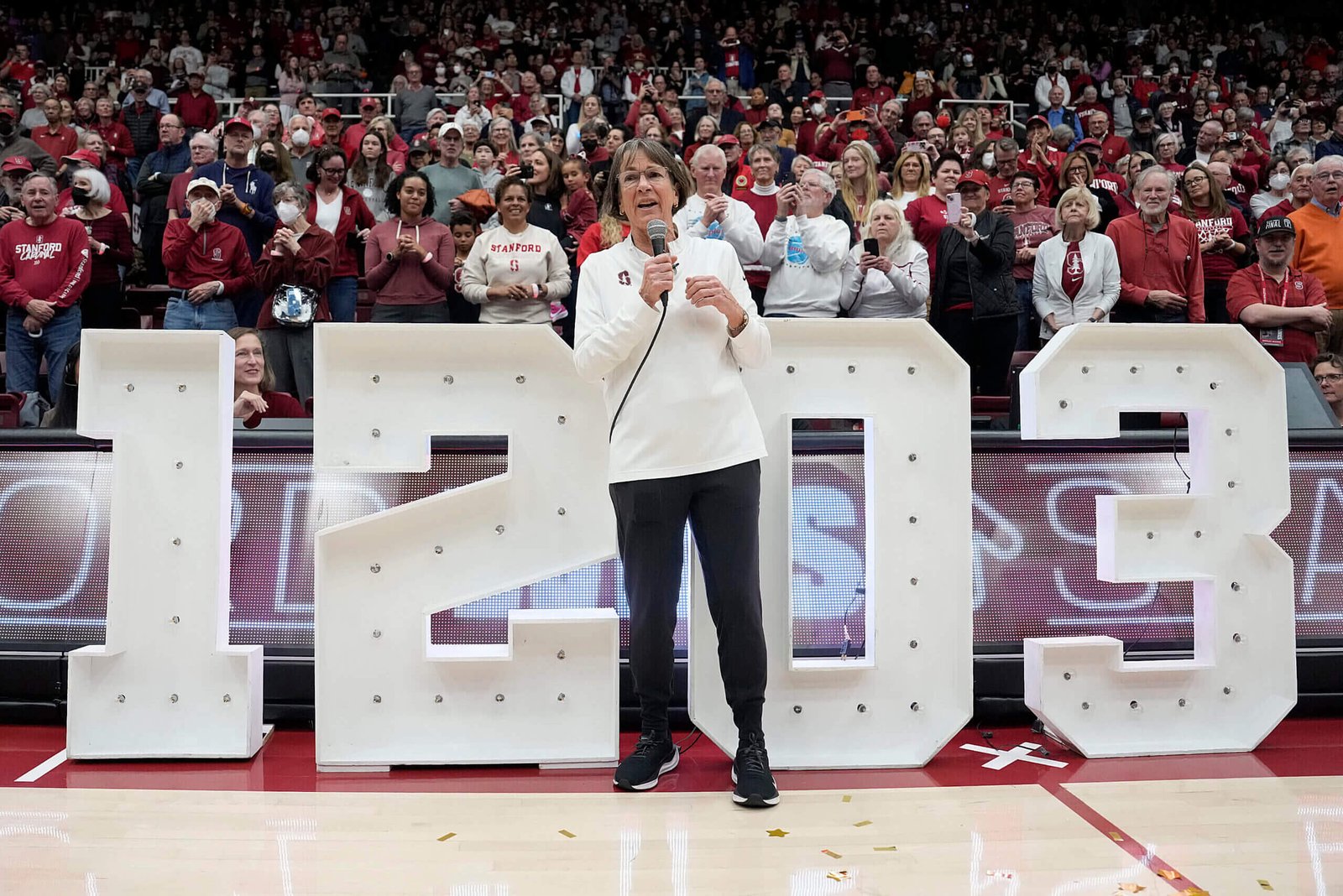 Thompson: Stanford coach Tara VanDerveer's historic milestone deserves historic honor