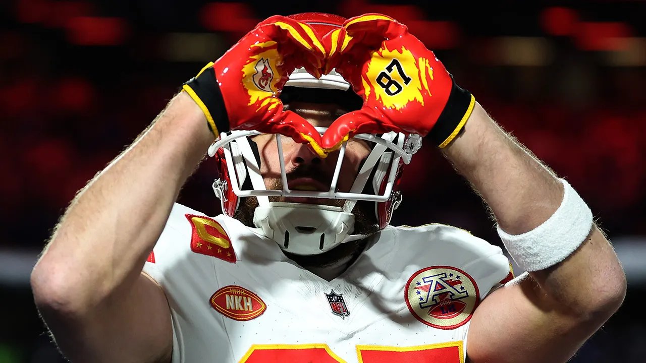 Travis Kelce blows kiss, forms heart with hands as he scores historic TD with Taylor Swift watching