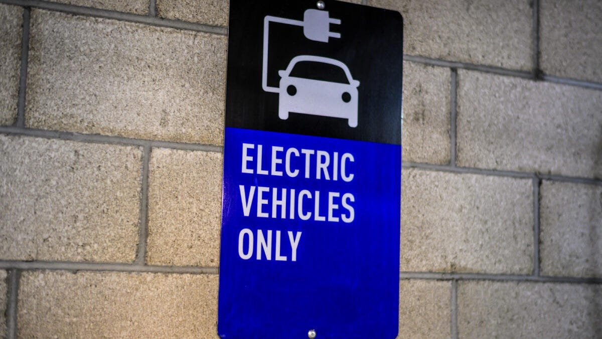 ev-sign-gettyimages-1073405656