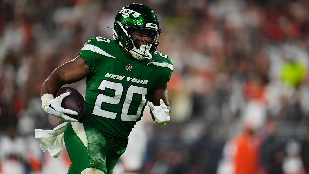 Jets' Breece Hall involved in incident with apparent autograph seeker at airport: 'Ain’t the time or place'