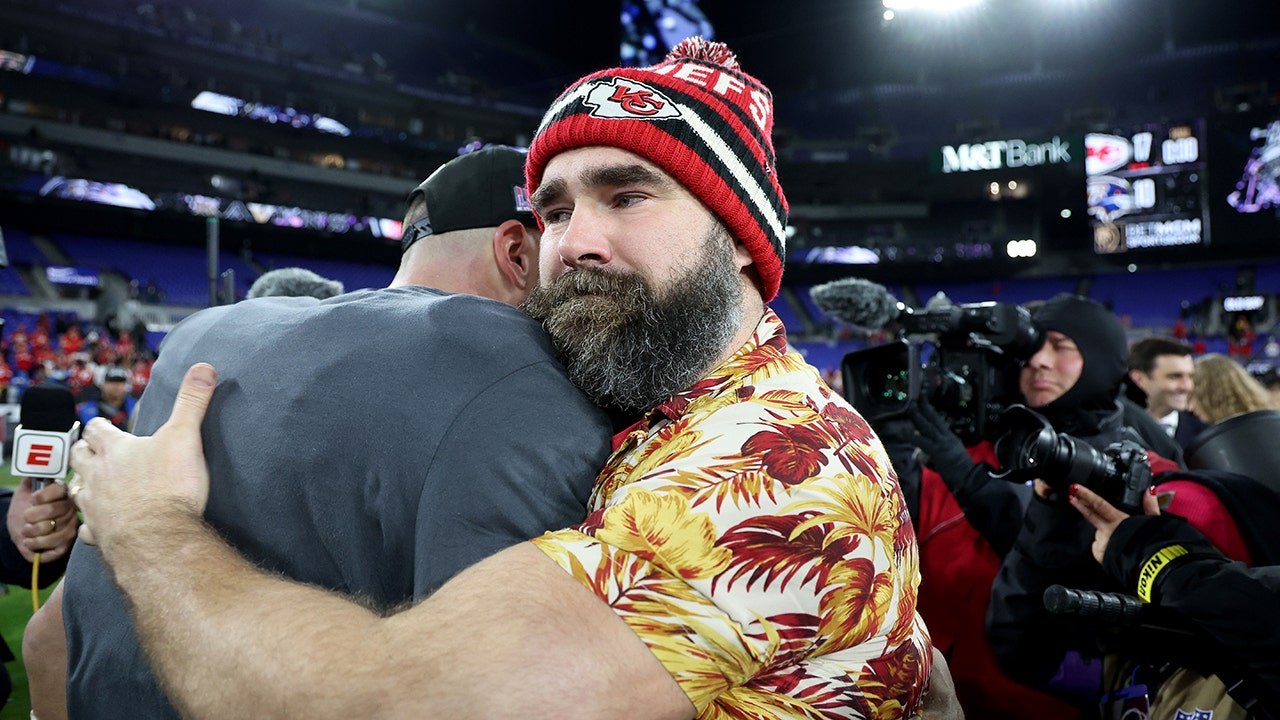 Travis Kelce fights back tears during Jason Kelce's emotional retirement speech